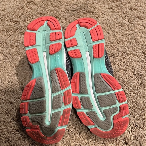 ASICS - Picture 3 of 5